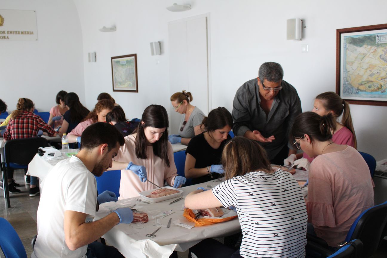 Un momento del curso en el que el profesor aclara una duda a una alumna