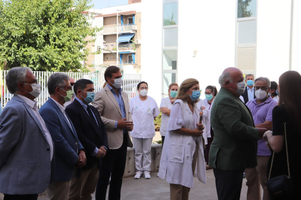 El consejero de Salud habla con los familiares