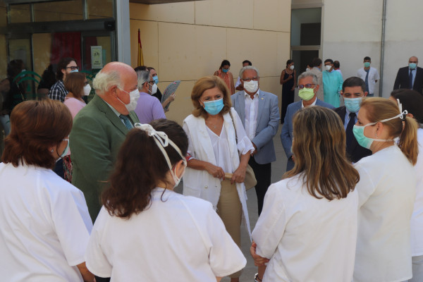 El consejero y la delegada hablan con las enfermeras del centro de salud